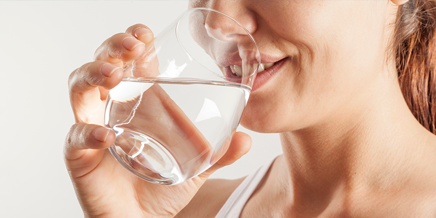 Frau trinkt Osmosewasser