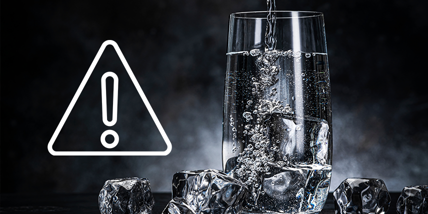 Warnhinweis neben Wasserglas
