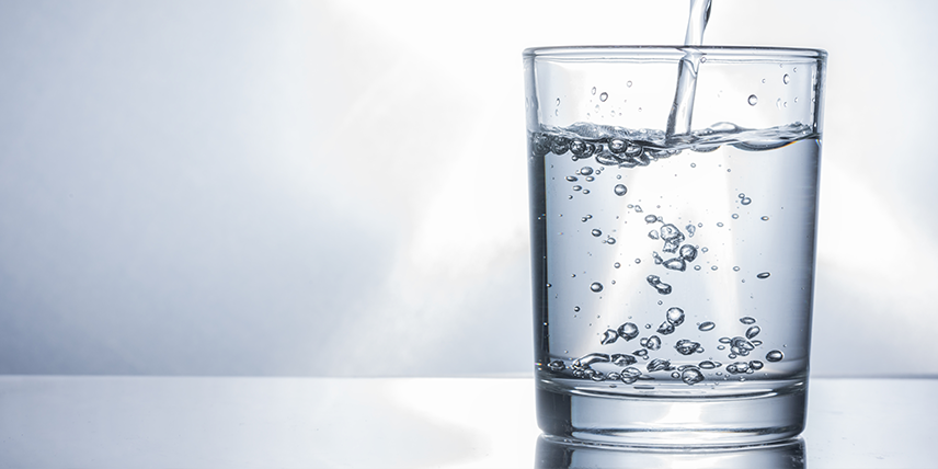 Osmosewasser fließt in Glas
