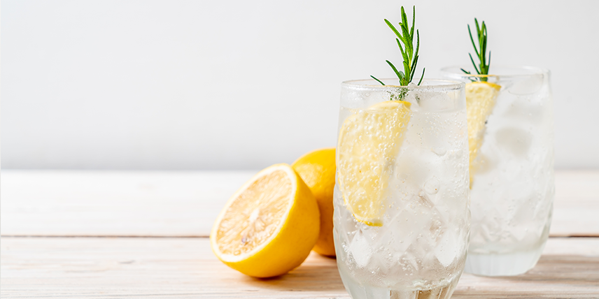 Osmosewasser mit Zitrone und Eis