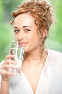 Schlanke Frau mit Glas Wasser